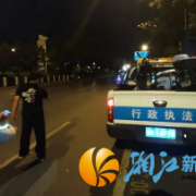 凌晨执法车灯，照亮温暖回家路