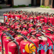 湖中社区集中更换灭火器 筑牢居民安全“防火墙”