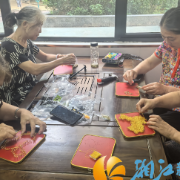龙王港社区开展庆教师节手工主题活动，居民巧手制“爱心地图”谢师恩