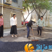 紧盯电力改造收尾 贴心守护居民出行路