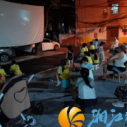 红色电影进社区 爱国精神永相传