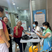 关爱老年健康 社区体检护航