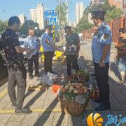 恒华社区：整治校园周边流动摊贩 为学生安全出行护航
