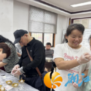 巧手做月饼猜灯谜 溁湾镇社区邻里共庆中秋