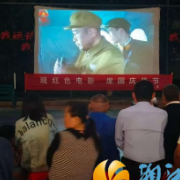 谭家冲社区：露天放映红色电影 点燃居民爱国情怀