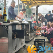 西湖街道谭家冲社区退休人员厨艺比拼暖人心