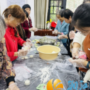 月饼DIY、知识闯关……西湖街道咸嘉湖社区中秋游园会“团圆味”十足！