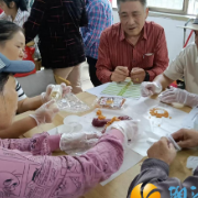白鹤社区开展“巧手做月饼，温暖过中秋”手工月饼制作活动