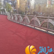 “心头堵”变“舒心路”,龙王港桥面人行道旧貌换新颜