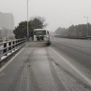 铺麻袋、撒盐、除冰……湖南湘江新区连夜奋战保通畅