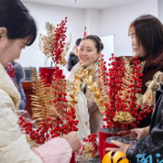 巧手迎新庆周年 邻里共筑十年情