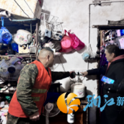 网格织密冬季防线 社区走访情系特殊群体