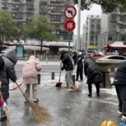 破冰除雪护民安 同心协力保畅通