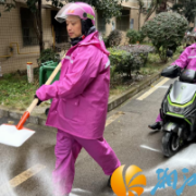 “小鸿队”:踏雪除险护平安 骑手担当守家园