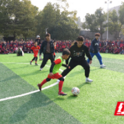 湘超球员重返母校，鼓励学弟学妹“做好人，读好书，踢好球！”