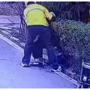 这一扶，真暖！老人摔倒草丛，外卖员暖心相助