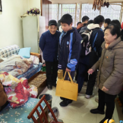 童心暖“夕阳” 年货传温情