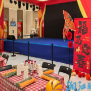 银龄巧手传非遗 绒花绽暖迎新春