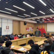 巧手做灯笼 欢乐度元宵