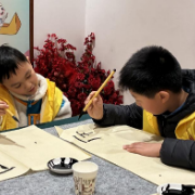 笔墨童行 趣写成长 洋湖街道白鹭府社区开展青少儿书法公益课