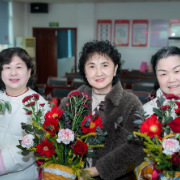 乐龄湘伴庆三八 花漾风采绽长华
