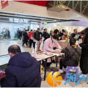 学雷锋做志愿服务，便民办证“零距离”