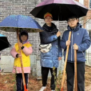 白鹭府社区:学雷锋,共建绿色家园