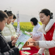 春游花海，健康相伴！含浦街道社区卫生服务中心把诊室搬进油菜花田