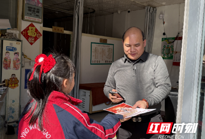 红手链串起文明薪火 千人路长续写雷锋故事