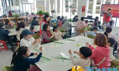 “指尖生花·乐享周末” 云溪湾社区开展扭扭棒花亲子手工活动