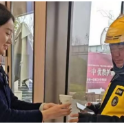 暖心服务“骑手” 共建友好小区