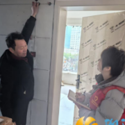 敲门送“预告”  暖心化“噪音”