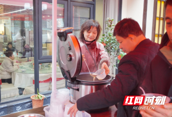 从早煮到晚！300 斤汤圆免费送，只为这群最辛苦的人