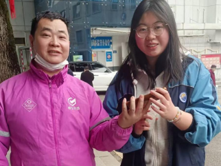 拾金不昧扬正气 小鸿队善举暖民心