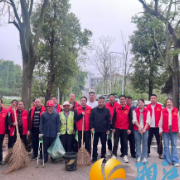 “红马甲”闪耀乡村路 龙莲村开展环境卫生集中清扫行动