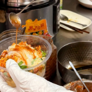 卖凉面，他干得风生水起！