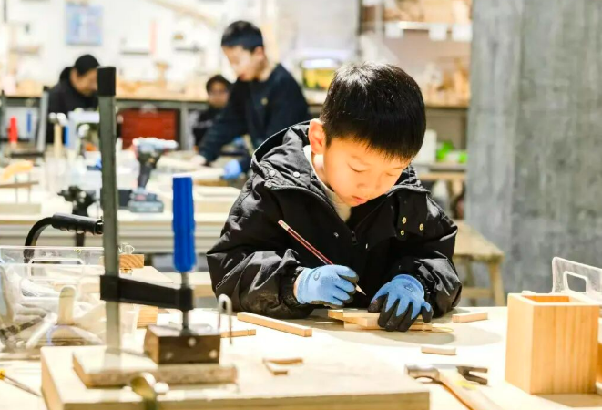 后湖有家木工店，每月只营业8天