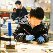 后湖有家木工店，每月只营业8天