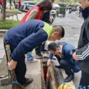 梅溪湖街道嘉顺社区开展周末环境卫生大扫除，共建洁净宜居家园