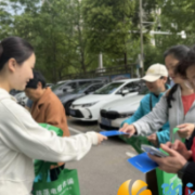梅溪湖街道桃岭社区:情暖银龄送服务 反诈护航守平安