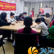 党群服务中心变“潮老学堂”：黄泥岭社区AI培训让老人也能玩转人工智能