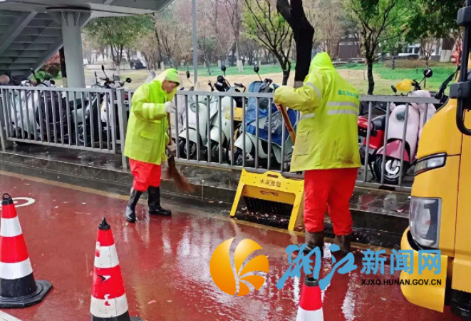 闻“汛”而动 逆雨而行 湘江新区市政全力开展雨天防涝排渍处置工作