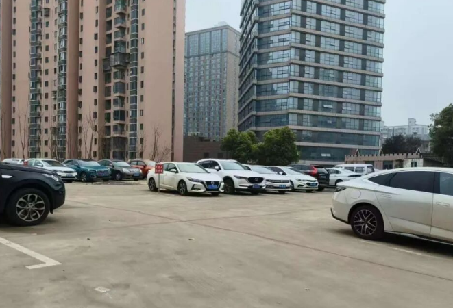 闲置地变身300多个停车位！
