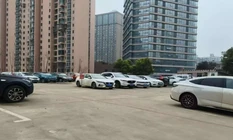 闲置地变身300多个停车位！