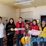 溁湾镇社区联合苏宁易购麓山店为残疾老人送上“暖心套餐”