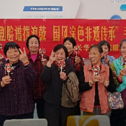 长华社区银龄巧手绘非遗 脸谱拨浪鼓传古韵