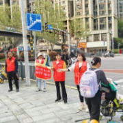 梅溪湖街道嘉顺社区开展护学岗志愿服务，筑牢校园安全防线