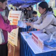 春雨润心岗就位 校社联动促就业