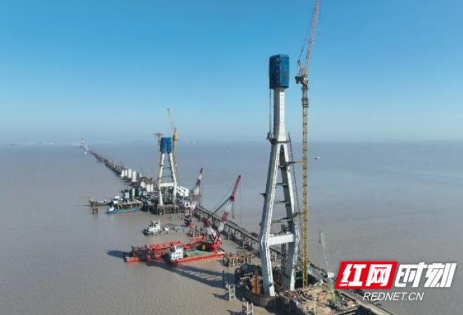中联重科塔机+升降机助力杭州湾跨海铁路大桥主塔封顶