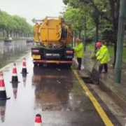 闻“汛”而动显担当 逆雨而行护安澜 湘江新区城管系统全力筑牢防汛排渍安全防线